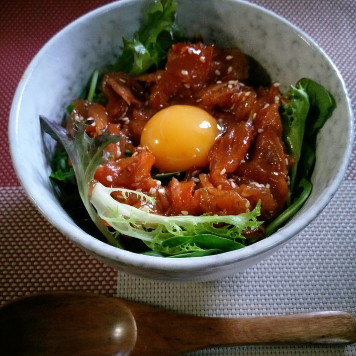 スモークサーモンで簡単!ユッケ丼